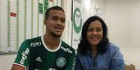 Gabriel Barbosa assina seu novo contrato com o Palmeiras (Foto: Divulgação)  Foto: Lance!
