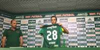 Hyoran posa com a camisa 28 ao lado de Cícero Souza (Foto: Thiago Ferri)  Foto: Lance!