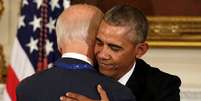 Barack Obama abraça Joe Biden após conceder a Medalha da Liberdade ao seu vice-presidente  Foto: Reuters
