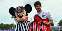 Pato e o personagem Mickey na véspera de amistoso com o Orlando City, em 2014 (Foto: saopaulofc.net)  Foto: Lance!