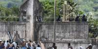 Presos subiram no telhado da penitenciária que foi palco de uma rebelião que durou cerca de 14 horas  Foto: Agência Brasil