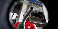 O preço da gasolina depende de muitos fatores, como os subsídios ou impostos governamentais  Foto: Reuters