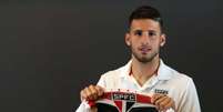 Calleri posa com a camisa do São Paulo (Foto: Eduardo Viana)  Foto: Lance!