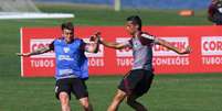 Buffarini tenta parar Cícero em treino nos Estados Unidos (Foto: Rubens Chiri/saopaulofc.net)  Foto: Lance!