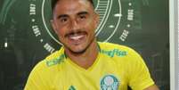 Willian assina com o Palmeiras  Foto: Divulgação / LANCE!
