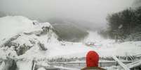 Equipes de resgate trabalham no hotel soterrado por avalanche na Itália.  Foto: Reuters