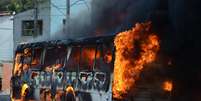 Bandidos ateiam fogo em ônibus na Rua Café Filho, zona leste de Natal (RN), nesta quarta-feira (18).  Foto: Frankie Marcone/Futura Press