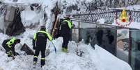 Equipes de resgate trabalham nas buscas por vítimas de avalanche em hotel na Itália.  Foto: Reuters