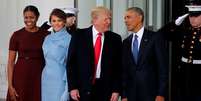 Obama e sua mulher, Michelle, recebem Trump e Malania na Casa Branca  Foto: Reuters