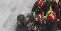 Equipe de resgate retira sobrevivente de hotel que foi soterrado por neve em avalanche na Itália  Foto: Reuters