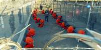 Uniformes laranja usados pelos detentos eram uma característica de Guantánamo, que recebeu os primeiros presos em 2002   Foto: Getty Images