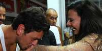 Viviane Araújo teve a mão beijada por João Vicente de Castro durante ensaio do Salgueiro  Foto: AGNews / PurePeople