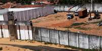 Contêineres formam o muro provisório em Alcaçuz  Foto: Reuters