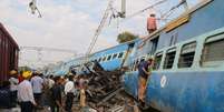 Equipes trabalham no resgate de vítimas do descarrilamento de trem na Índia  Foto: Reuters