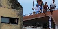 Detentos no telhado do presídio de Alcaçuz, no Rio Grande do Norte  Foto: Reuters