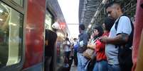 Movimentação de passageiros na estação Francisco Morato da CPTM, em Francisco Morato (SP), na manhã desta terça-feira (24).  Foto: Ricardo Guimarães/Futura Press