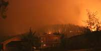 Pelo menos mil imóveis foram arrasados pelo fogo entre a noite da quarta-feira e esta madrugada na cidade de Santa Olga.  Foto: Reuters