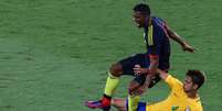 Rodrigo Caio divide bola com o atacante colombiano Berrío  Foto: Getty Images
