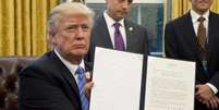 Washington – Donald Trump assina decreto que retira os Estados Unidos do Acordo Transpacífico, assinado em outubro de 2015 por mais 11 países   Foto: Agência Brasil