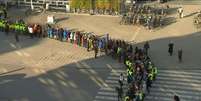 Uma multidão ajudou na mudança de endereço da biblioteca da cidade de Ghent, na Bélgica.  Foto: Reprodução/BBC