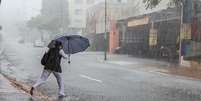 Chuva forte causa alagamento na Avenida Nove de Julho, em São Paulo (SP), na tarde desta quinta-feira (26).  Foto: Rogerio de Santis/Futura Press