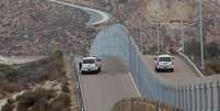 Agentes de fronteira atuam ao longo da cerca que divide a Califórnia do México  Foto: Getty Images