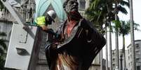 Estátua do apóstolo Paulo, na Praça da Sé, manchada na quarta-feira (25/01) com tinta vermelha, em protesto aos grafites apagados e contra o prefeito João Doria  Foto: Rovena Rosa/Agência Brasil/Fotos Públicas