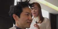 Cha Kil-young passa no cabeleireiro antes de se apresentar em uma aula  Foto: BBC / BBC News Brasil