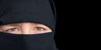 O niqab cobre o rosto e o corpo da pessoa que o usa  Foto: iStock / BBC News Brasil