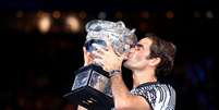 Federer levanta o trof&eacute;u ap&oacute;s vencer o Aberto da Austr&aacute;lia, no in&iacute;cio deste ano  Foto: Getty Images 
