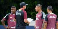 Rog&eacute;rio Ceni passa instru&ccedil;&otilde;es para os jogadores do S&atilde;o Paulo durante o jogo-treino  Foto: Divulga&ccedil;&atilde;o/SPFC