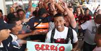 Torcedores do Flamengo recepcionaram com bastante festa o atacante Berrío em seu desembarque no aeroporto do Galeão, no Rio  Foto: Gilvan de Souza/Flamengo