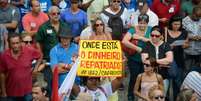 Cariocas protestam em frente à Assembleia Legislativa do Rio de Janeiro contra as medidas de austeridade do governo estadual   Foto: Agência Brasil
