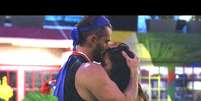 No 'Big Brother Brasil 17', Marcos trocou carinhos e beijou o pé de Emilly em festa pós-paredão  Foto: Divulgação, MinutoaMinuto / BBB / Gshow / PurePeople