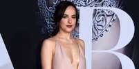 Dakota Johnson usa vestido superdecotado na pré-estreia do filme 'Cinquenta Tons Mais Escuros' em Los Angeles, Estados Unidos, na noite desta quinta-feira, 2 de fevereiro de 2017  Foto: Getty Images / PurePeople