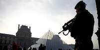 Soldado armado faz segurança perto do museu do Louvre (imagem de arquivo).  Foto: EFE