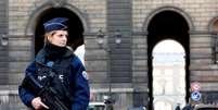 Policial faz patrulha nas proximidades do Museu do Louvre, em Paris.  Foto: EFE