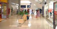 Desemprego em alta e a necessidade de quitação de dívidas de consumidores reduzem o movimento em lojas e shoppings  Foto: Agência Brasil