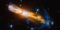 No fenômeno, jatos de gás e poeira são lançados em direções opostas  Foto: ESA/Hubble NASA - Judy Schmidt / BBC News Brasil