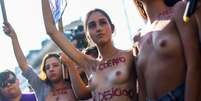 Mulheres protestam com os seios de fora em favor ao direito das mulheres de fazerem topless e mostrarem seus seios nas praias.  Foto: EFE