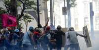 Manifestantes entram em confronto com policiais militares que fazem a segurança da Alerj, durante discussão sobre a privatização da Cedae  Foto: Agência Brasil