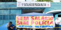  Familiares de policiais militares realizam um protesto pacífico em frente ao 16º BPM de Olaria, no Rio de Janeiro (RJ), na manhã desta sexta-feira (10). A PM não confirma qualquer paralisação ou ocupação nos batalhões. De acordo com a corporação, o policiamento segue normal em todo o estado do Rio.  Foto: José Lucena/Futura Press