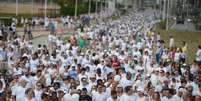Milhares de pessoas fazem Caminhada pela Paz na orla da Praia de Camburi, em Vitória ()  Foto: Agência Brasil