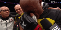 Anderson Silva chora no octógono após vitória no UFC 208  Foto: Reprodução/UFC / LANCE!