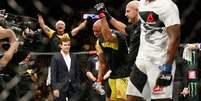Anderson Silva se emocionou ao vencer a luta  Foto: UFC/Reprodução