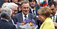 Frank-Walter Steinmeier recebe os cumprimentos da chanceler alemã Angela Merkel  Foto: Reuters