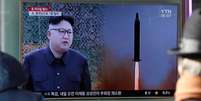 Norte-coreanos acompanham noticiário na TV sobre o teste de um míssil pelo seu governo.  Foto: EFE