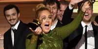 Adele venceu cinco categorias às quais estava indicada e, em uma delas, decidiu dividir com Beyoncé: 'Eu não acho possível aceitar esse prêmio. A artista da minha vida é Beyoncé. E este álbum para mim, o 'Lemonade', é tão monumental e tão bem pensado, tão bonito, com alma... '  Foto: Getty Images / PurePeople