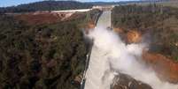 Água flui da barragem de Lago Oroville, na Califórnia   Foto: Reuters