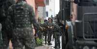 Soldados do Exército fazem a segurança das ruas em Vila Velha, região metropolitana de Vitória.  Foto: Tânia Rêgo/Agência Brasil